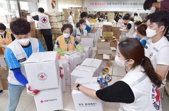 대한적십자사 서울특별시지사가 17일 성동구 적십자 서울지사 1층 로비에서 수해복구지원을 위한 이재민 추석구호세트 포장 작업을 하고 있다.사진=박범준 기자