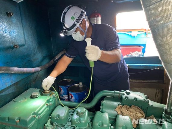 [서울=뉴시스]해양환경공단(KOEM)은 16일 당진 외목항 일대에서 소형어선 6척을 대상으로 해양오염사고 예방을 위한 무상 안전점검을 실시했다. (제공 = 해양환경공단) 2020.09.17.