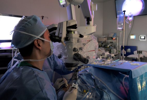 강남세브란스병원 의료진이 근접방사선치료 '루테늄 아이플라크' 를 이용해 안구종양을 치료하고 있다. 강남세브란스병원 제공