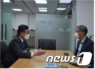 박재현 수공 사장(오른쪽)과 면담하는 소병철 의원.(소병철 의원실 제공) /뉴스1