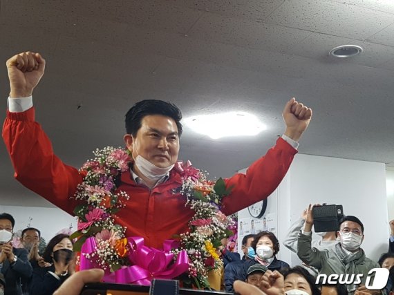 제21대 국회의원선거에서 무소속으로 출마해 당선된 김태호 의원은 무소속 4인발 일괄복당 계획을 접고 17일, 국민의힘에 복당신청서를 냈다. © 뉴스1