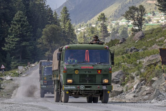 지난 9일(현지시간) 인도 북동부 카슈미르에서 인도군 차량이 이동하고 있다. 최근 인도와 중국은 접경 지역에 군 병력을 증강, 배치하면서 긴장이 이어지고 있다.AP뉴시스