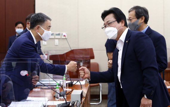 박능후 장관 "전국민이 맞을 독감백신 수급 불가능"