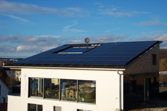 독일 아우크스부르크시의 에너지자립주택 옥상에 한화큐셀 태양광 모듈이 설치돼있다(한화큐셀 제공). © 뉴스1