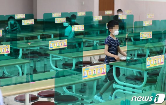 대전 유성구 대덕초등학교 급식실에서 학생들이 점심을 먹고 있다./뉴스1 © News1 김기태 기자