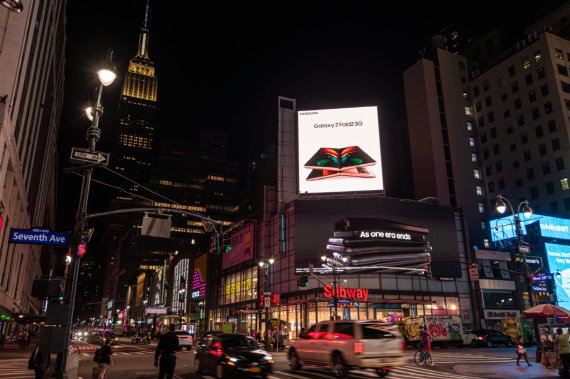 미국 뉴욕에 설치된 삼성 갤럭시 Z 폴드2 옥외 광고 사진
