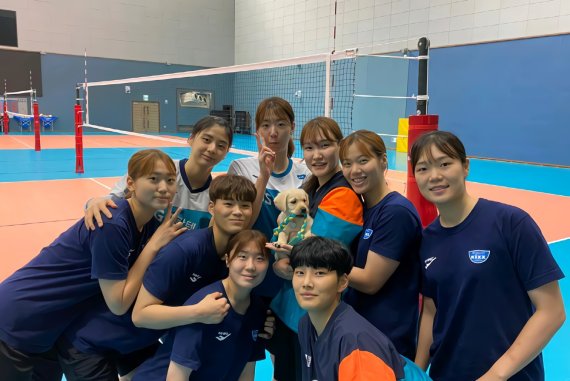 GS칼텍스 선수단이 승리의 마스코트로 떠오른 킥스와 함께 포즈를 취하고 있다. (GS칼텍스 제공) © 뉴스1