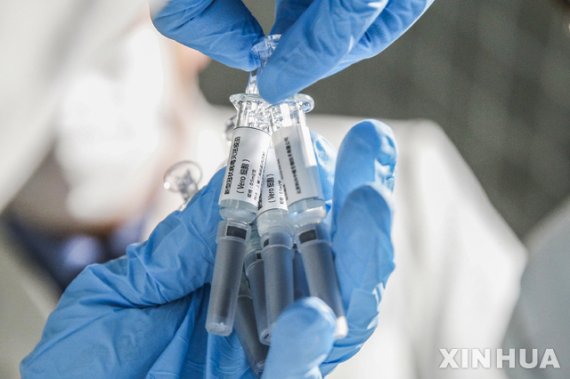 중국 베이징의 시노백 바이오텍에서 한 연구원이 신종 코로나바이러스 감염증(코로나19) 백신 샘플을 보여주고 있다. /사진=뉴시스