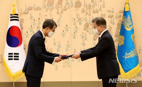 文대통령, 이흥구 대법관에 "모든 영역서 중심 잡아달라"