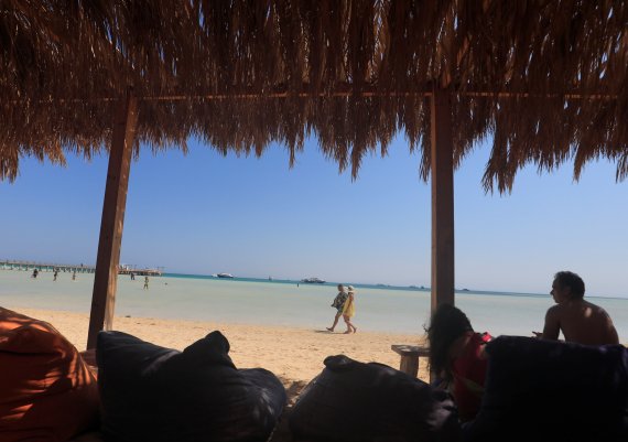 관광객들이 지난해 8월 25일(현지시간) 이집트 후르가다의 홍해 해변에서 휴식을 취하고 있다. 연구결과에 따르면 여행, 또 여행을 상상하는 것만으로도 행복감이 높아진다. 사진=로이터뉴스1