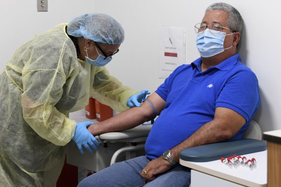 지난 9월 2일 미국 플로리다주 마이애미에서 코로나19 백신 임상시험에 참여하는 참가자가 접종 준비를 하고 있다.AP뉴시스