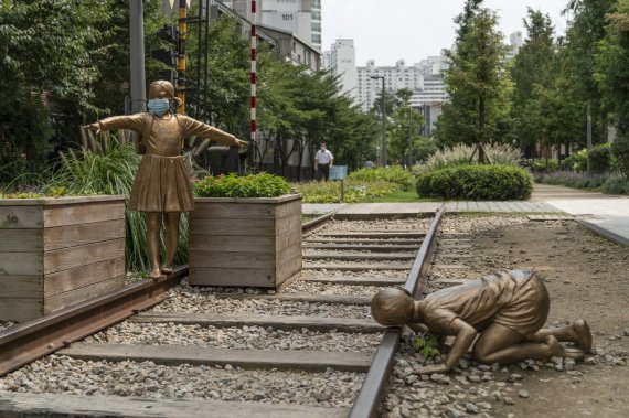 경의선숲길 서강대역 구간에 옛 철길 일부를 보존하고, 철길에서 노는 아이들을 재현한 청동 조형물을 설치해 놓았다. 서울관광재단 제공