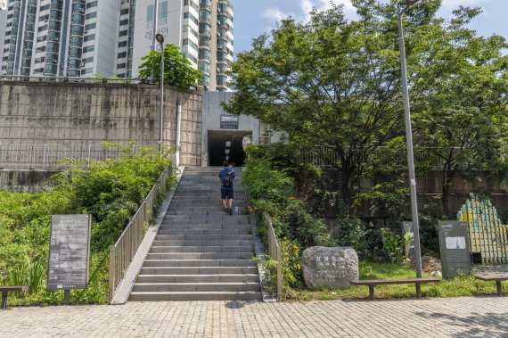 한강공원 마포나들목. 조선 시대 때 삼개포구라 불렸던 마포나루터가 있던 자리이다. 계단 아래 오른쪽에 삼개포 표지석이 있다. 서울관광재단 제공