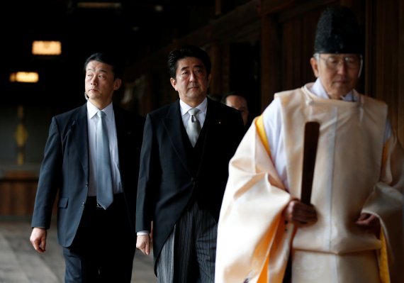 지난 2013년 12월 야스쿠니 신사를 참배하고 있는 당시 아베 신조 일본 총리. 아베 전 총리는 이날도 야스쿠니 신사를 참배했다. 로이터 뉴스1