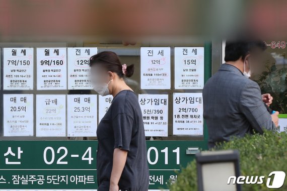 서울 시내 한 공인중개사무소에 전세 매물 등이 안내된 게시물이 부착돼 있다.© News1 민경석 기자