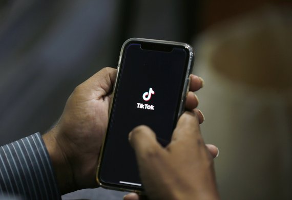 지난 7월 21일(현지시간) 파키스탄 이슬라마바드에서 한 남자가 자신의 스마트폰으로 틱톡을 구동하고 있다. AP뉴시스