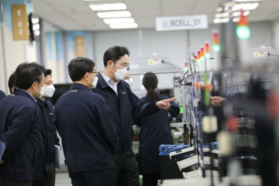 이재용 삼성전자 부회장이 지난 3월 삼성전자 구미사업장을 찾아 스마트폰 생산 공장을 점검하고 있다. /삼성전자 제공