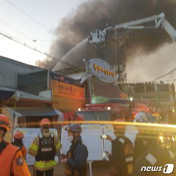 소당국이 오늘 오전 4시30분께 화재가 발생한 서울 청량리 청과시장에서 화재 진압작업을 벌이고 있다.