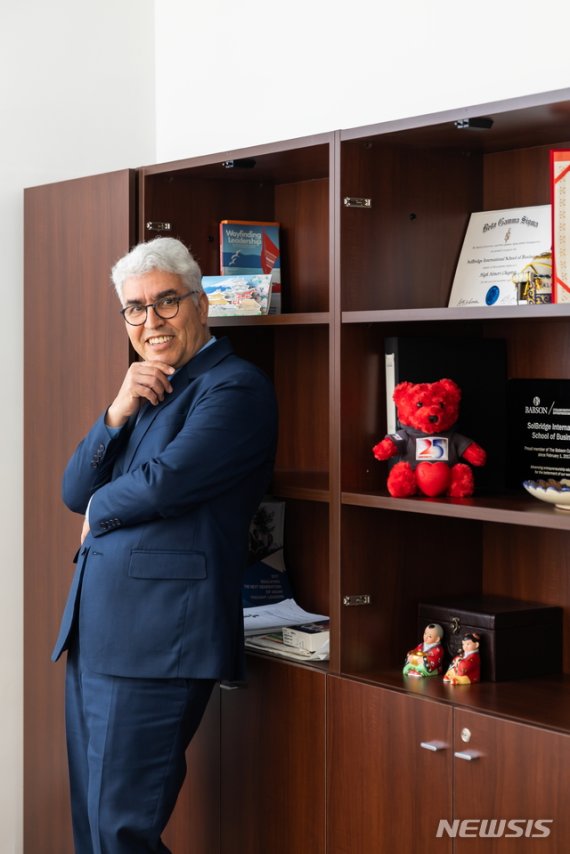 하미드 부치키 학장