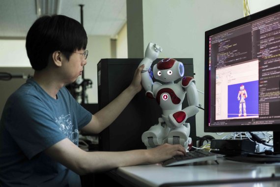 ETRI 연구진이 휴먼케어 로봇을 위한 소셜 상호작용기술을 시연하고 있다. ETRI 제공