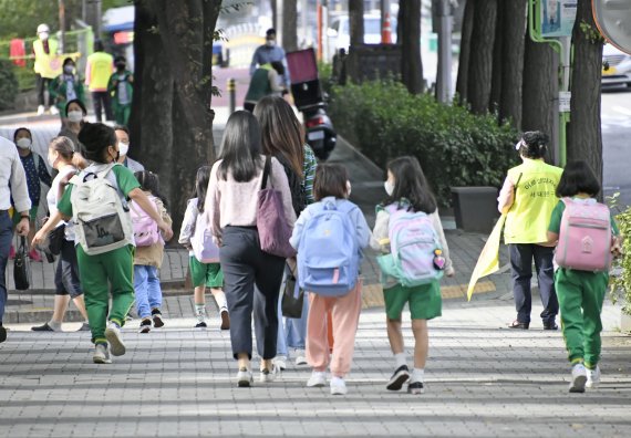 수도권 유치원·초·중·고등학교 등교수업이 재개된 21일 서울 미동초등학교 학생들이 등교를 하고 있다. 교육부에 따르면 이날 등교수업을 재개하는 수도권 학교는 서울 2000여개교, 인천 800여개교, 경기 4200여개교 등 7000여개교로 한 번에 학교에 가는 학생이 유·초·중학교는 전교생의 3분의 1 이내, 고등학교는 3분의 2 이내로 제한된다. 이는 '강화된 밀집도 최소화 조치'가 추석 연휴 특별방역이 끝나는 오는 10월11일까지 적용된다. 사진=박범준 기자