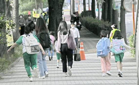 수도권 유치원·초·중·고등학교 등교수업이 재개된 지난달 21일 서울 미동초등학교 학생들이 등교를 하고 있다. 교육부에 따르면 이날 등교수업을 재개하는 수도권 학교는 서울 2000여개교, 인천 800여개교, 경기 4200여개교 등 7000여개교로 한 번에 학교에 가는 학생이 유·초·중학교는 전교생의 3분의 1 이내, 고등학교는 3분의 2 이내로 제한된다. 이는 '강화된 밀집도 최소화 조치'가 추석 연휴 특별방역이 끝나는 오는 10월11일까지 적용된다. /사진=박범준 기자