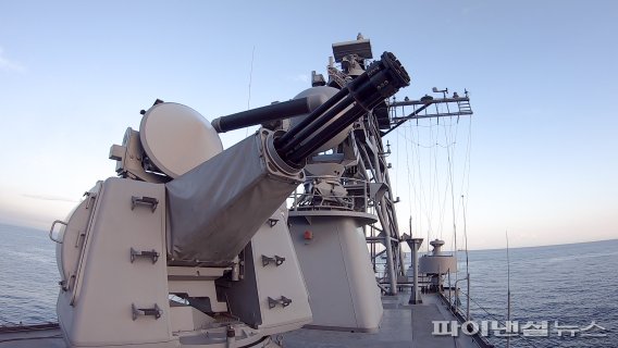 LIG넥스원이 해군 주도로 실시한 근접방어무기체계인 '골키퍼'의 항해 수락시험을 성공적으로 마무리했다. 양만춘함에 탑재된 30mm 골키퍼의 모습. /사진=LIG넥스원 제공