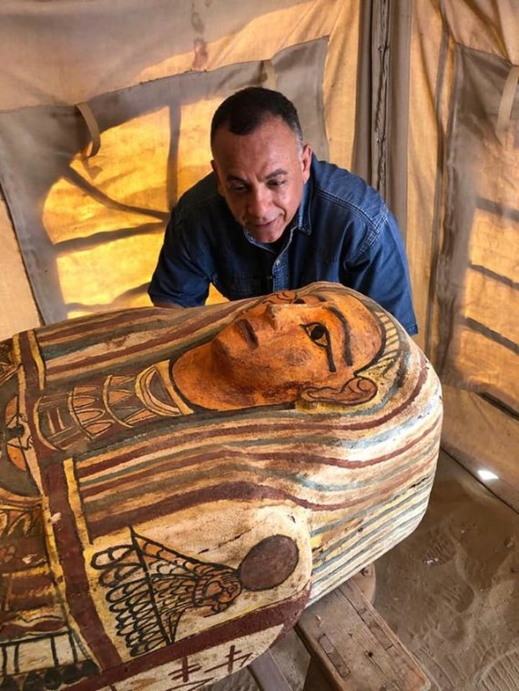 [서울=뉴시스]20일(현지시간) 이집트 관광·고대유물부 페이스북과 BBC 등에 따르면 현지 고고학 발굴단은 수도 카이로 인근 사카라에 위치한 '고대 매장용 수직 통로(ancient burial shaft)' 2곳에서 총 27개의 목관을 발굴했다. 사진은 이집트 당국이 공개한 관련 사진. 2020.09.21