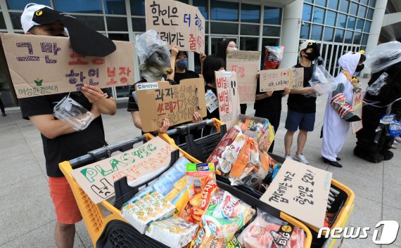 녹색연합 등 환경단체 회원들이 7월2일 오전 서울 성동구 이마트 성수점 앞에서 기자회견을 열고 이마트·롯데마트·홈플러스 등 유통업체 3사에 대해 '포장 제품 재포장 금지제도'를 즉각 시행할 것을 촉구하고 있다. 2020.7.2/뉴스1 © News1 구윤성 기자
