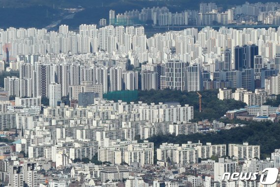 2020년 1~8월 서울 아파트 전셋값이 5년 만에 가장 높은 상승률을 기록한 것으로 조사됐다. 17일 부동산114에 따르면 올해 1~8월(지난해 말~8월 말 기준) 서울 아파트 전셋값은 5.9% 상승했다. 이는 2015년(16.96% 상승) 이후 연간 상승률을 뛰어넘은 수치다. 사진은 18일 서울 시내 아파트 단지 모습. 2020.9.18/뉴스1 © News1 민경석 기자