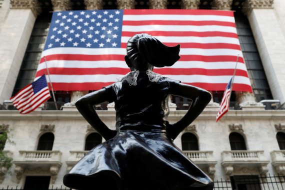 21일(현지시간) 미국 뉴욕 맨해튼의 뉴욕증권거래소(NYSE)에 루스 베이더 긴스버그 연방대법관 서거를 애도하는 조기가 걸려 있다. 뉴욕증시는 22일 하락세를 멈추고 상승 반전했다. 로이터뉴스1
