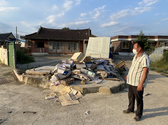 추석을 9일 앞둔 22일 전북 남원시 금지면 하도마을 최희범(52) 이장은 수해복구가 더디게 진행된다고 답답해 했다.