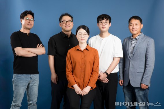 [연구진사진] UNIST 장성연 교수, 권태혁교수, 황은혜연구원, 김형우 연구원, 서관용 교수 (왼쪽부터)