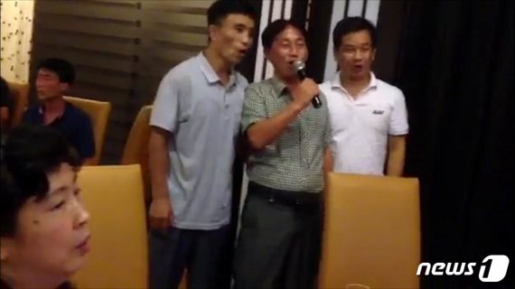 알자지라 방송은 작년 5월2일 '김정남 암살사건' 용의자 리정철(가운데)로 추정되는 인물이 중국 베이징의 한 노래방에서 노래를 부르는 영상을 공개했다. (알자지라 캡처) © 뉴스1