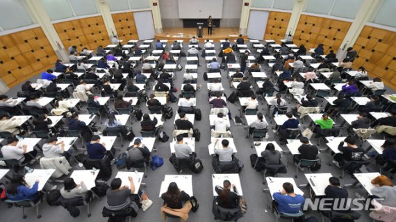 수험생들이 16일 서울 건국대학교에서 열린 2020학년도 대입 수시모집 논술고사에서 시험에 열중하고 있다./사진=뉴시스