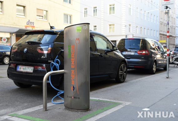 [빈=신화/뉴시스]14일(현지시간) 오스트리아 빈의 한 충전소에서 전기 자동차가 전기를 충전하고 있다. 오스트리아 연방전기자동차협회는 올해 6월 말 기준 전기차 4805대가 등록을 마쳐 2020년 전체 신차 등록의 4.3%가 전기자동차라고 밝혔다. 2020.07.15. /사진=뉴시스