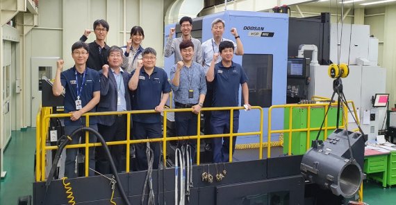 한국기계연구원과 두산공작기계 연구원들이 4축 수평형 지그센터 시제품 앞에서 기념촬영을 하고 있다. 기계연구원 제공