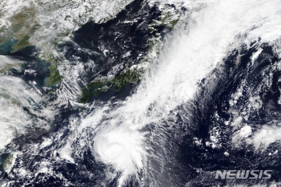 21일(현지시간) 미 항공우주국(NASA) 월드뷰가 제공한 위성 사진에 제12호 태풍 돌핀이 일본을 향해 북상하고 있다. /사진=뉴시스