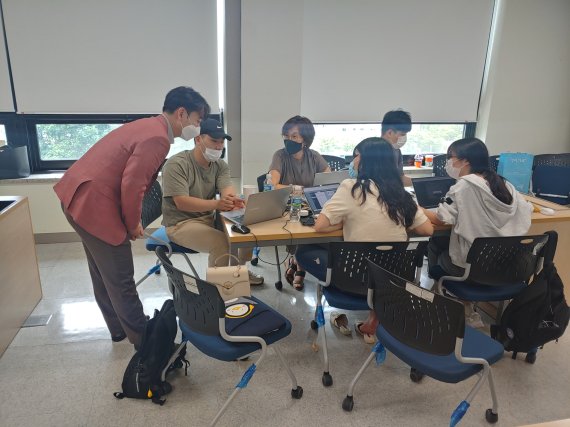 인제대 경영학부 학생들이 '마켓플레이스 라이브' 시뮬레이션 게임으로 수업을 하고 있다. /사진=인제대학교
