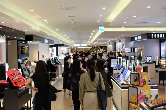 롯데백화점 영등포점 3층 화장품 매장이 리뉴얼 오픈한 지난 18일 고객들이 쇼핑을 하고 있다.