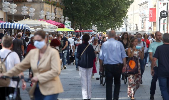 독일 바이에른주 뮌헨에서 지난달 22일(현지시간) 마스크를 쓴 시민들과 그렇지 않은 시민들이 함께 거리를 지나고 있다.로이터뉴스1