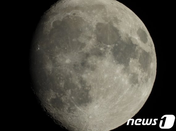 니콘 콤팩트 카메라 '쿨픽스 P1000'으로 촬영한 달 표면 사진(니콘 제공). © News1