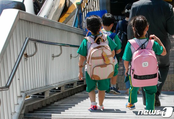 21일 오후 서울시내 초등학교에서 학생들이 하교하고 있다. 2020.9.21/뉴스1 © News1 안은나 기자 /사진=뉴스1