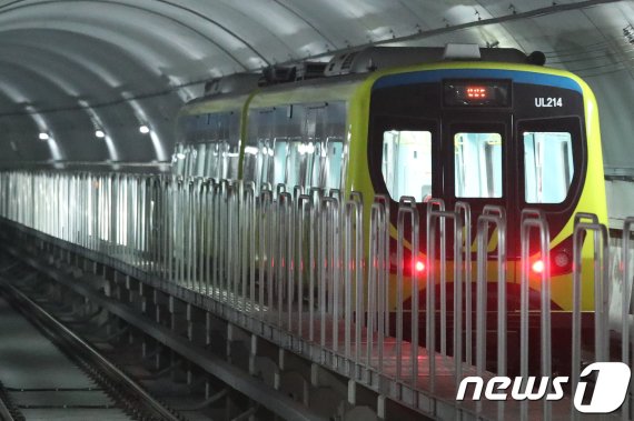 서울 동대문구 신설동역에서 우이신설선 열차가 움직이고 있다. © News1 임세영 기자