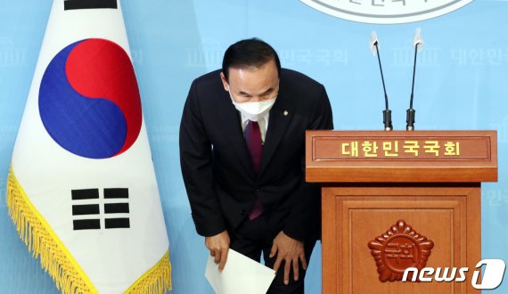 박덕흠 국민의힘 의원이 23일 오후 서울 여의도 국회 소통관에서 탈당을 밝히는 기자회견을 하기 전 인사를 하고 있다. 2020.9.23/뉴스1 © News1 박세연 기자