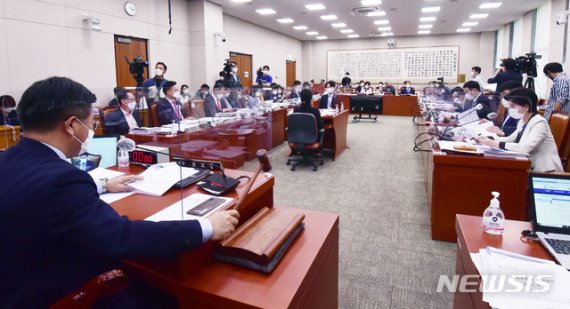 윤호중 국회 법사위원장이 23일 서울 여의도 국회에서 열린 국회 법제사법위원회 전체회의에서 안건을 상정하고 있다.
