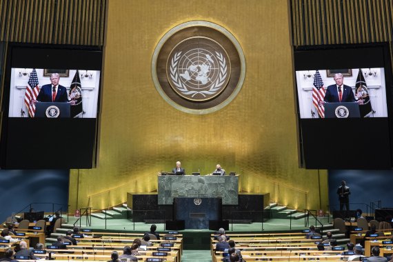22일(현지시간) 미국 뉴욕 유엔본부에서 열린 제75차 유엔총회에서 도널드 트럼프 미국 대통령이 화상으로 연설하고 있다. 올해 유엔총회 연설은 코로나19 대유행으로 사전 녹화로 진행됐다. 온라인 회의는 이번이 처음이다. AP뉴시스