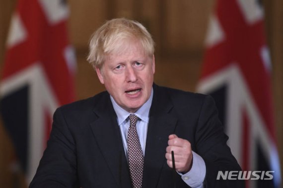 보리스 존슨 영국 총리가 9일(현지시간) 런던 다우닝가 화상 원격 기자회견을 열고 연설하고 있다.
