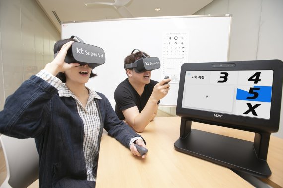 KT와 고려대 의료원 산학협력단, 엠투에스가 협업해 출시한 슈퍼 VR의 ‘아이 닥터 라이트’로 이용자들이 눈 건강 측정을 하고 있는 모습