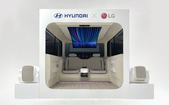 LG전자와 현대자동차가 24일 공개한 미래차의 인테리어 비전을 보여주는 ‘아이오닉 콘셉트 캐빈(IONIQ Concept Cabin)’. LG전자 제공
